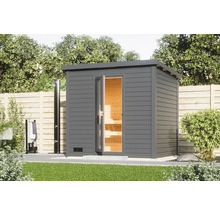 Tuinscene met een grijze buitensauna met open glazen deuren en een buitendouche.