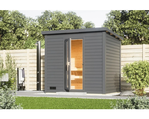 Tuinscene met een grijze buitensauna met open glazen deuren en een buitendouche.