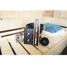 Sauna accessoires set met emmer, pollepel, zandloper, thermometer en hygrometer op een houten bank
