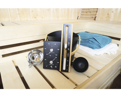 Sauna accessoires set met emmer, pollepel, zandloper, thermometer en hygrometer op een houten bank