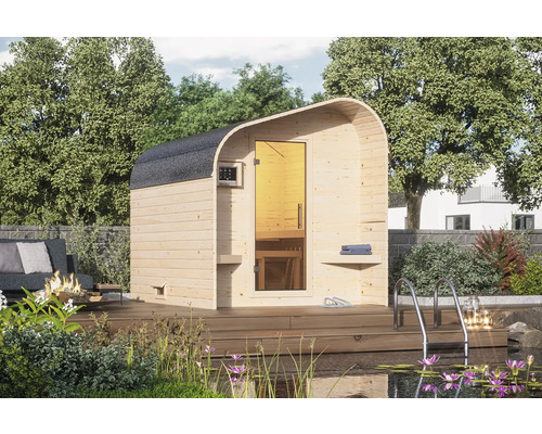 Buitensauna met glazen voorkant en houten terras in een tuin