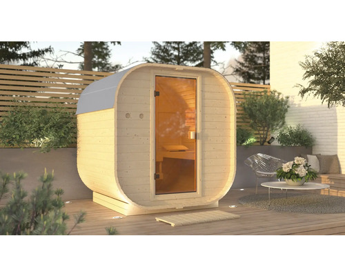 Houten buitensauna met glazen deur in een tuin