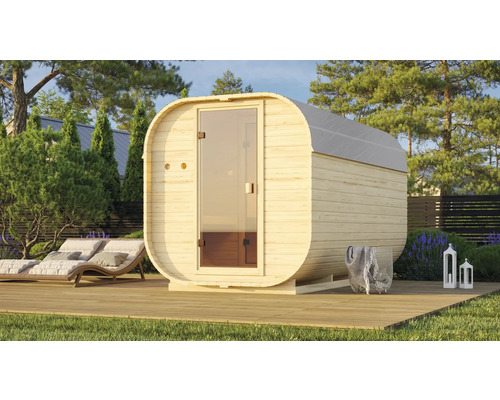 Houten buitensauna met glazen deur op een houten terras