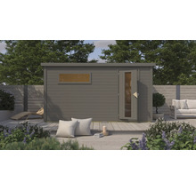 Tuinhuis met raam en deur op een terras met tuinmeubelen.