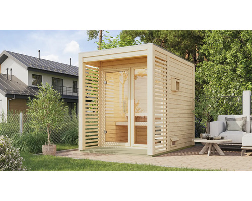 Houten sauna met glazen deur in de tuin