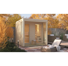 Houten tuinsauna met ligstoel en buitenzitgedeelte in herfstachtige omgeving