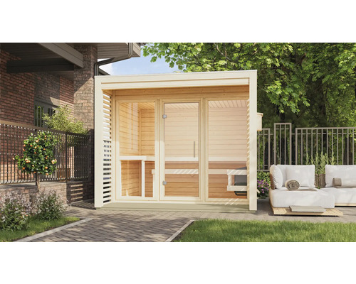 Buitensauna met glazen voorkant en zitplaatsen in de tuin