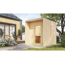 Houten buitensauna met glazen deur en ramen in de tuin.