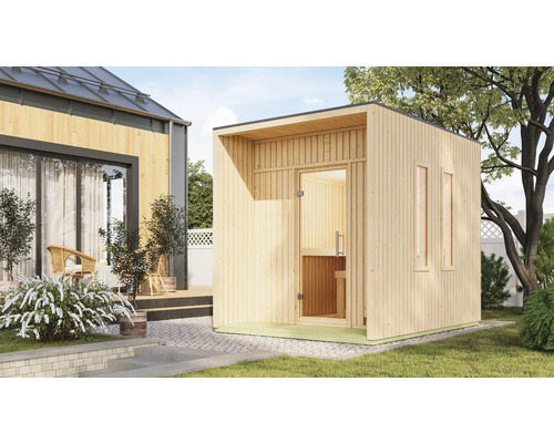 Houten buitensauna met glazen deur en ramen in de tuin.