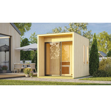 Buitensauna met glazen schuifdeur en houten bekleding in de tuin