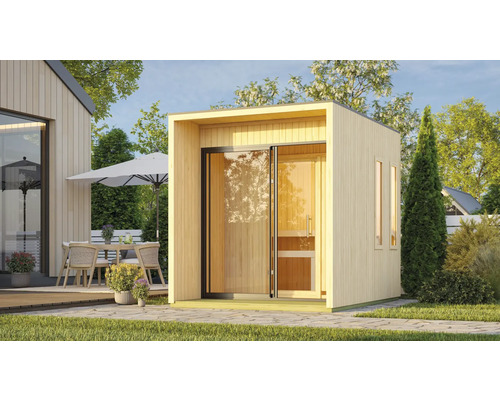 Buitensauna met glazen schuifdeur en houten bekleding in de tuin
