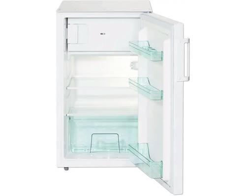 Open, witte koelkast met planken en deurvakken.