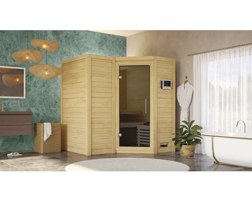 Houten sauna in een badkamer met bad, wastafel en decoratieve lampen.