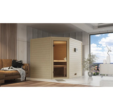 Houten hoeksauna met glazen deur in een modern ingerichte kamer.