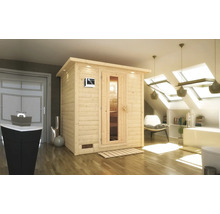 Houten sauna in een lichte badkamer met dakramen.