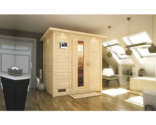 Houten sauna in een lichte badkamer met dakramen.