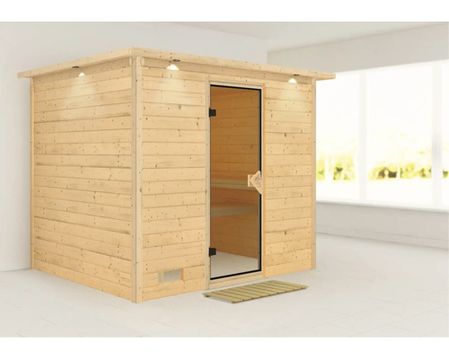 Houten sauna met glazen deur en interieurverlichting in een lichte ruimte