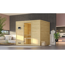 Houten sauna met glazen deur in een heldere kamer