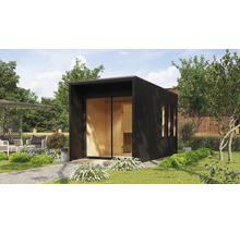Moderne tuinsauna met houten bekleding en schuifdeur in een groene tuin