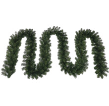 Kunstmatige kerstslinger als decoratie voor de kerst