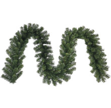 Groene slingers van dennennaalden voor decoratie
