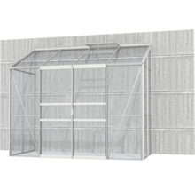 Kas met planken voor het kweken van planten tegen een betonnen muur