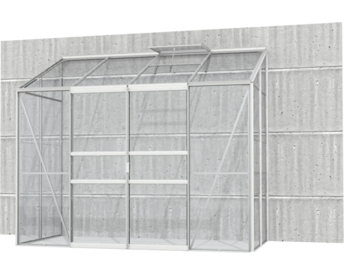 Kas met planken voor het kweken van planten tegen een betonnen muur