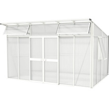 Serre met polycarbonaatplaten en ventilatieramen