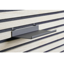 Zwarte wandplank aan akoestisch paneel