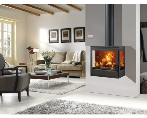 Woonkamer met kachel, bank en salontafel