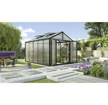 Kas met open deuren in een tuin met planten en tuinmeubelen.