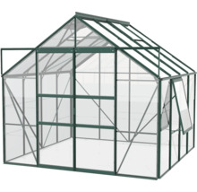 Kas met open raam voor de tuin