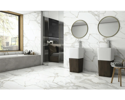 Lichte badkamer met tegels in marmerlook, dubbele wastafel en ligbad