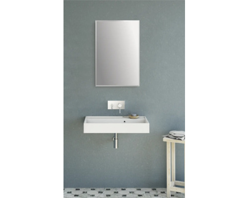 Badkamer met wastafel, kraan en spiegel