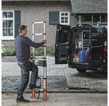 Man gebruikt een uitschuifbare telescoopladder voor een bestelwagen.
