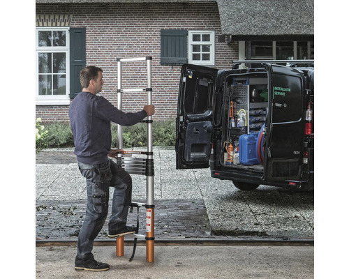 Man gebruikt een uitschuifbare telescoopladder voor een bestelwagen.