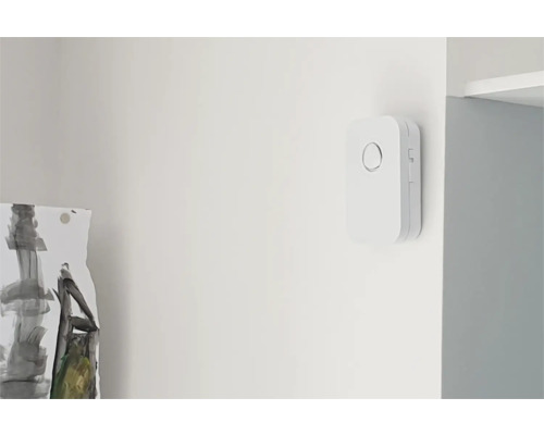 Draadloze deurbel aan de muur gemonteerd.