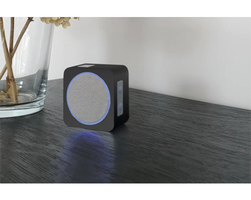 Vierkante luidspreker op een tafel