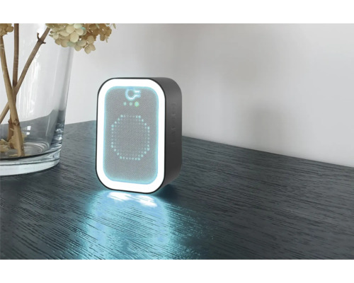 Luchtreiniger op een tafel