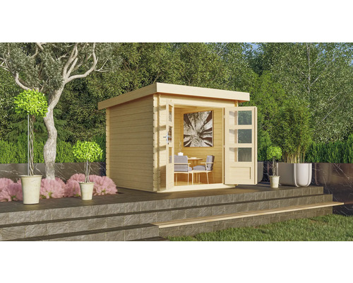 Houten tuinhuis met dubbele deur en interieur in de tuin