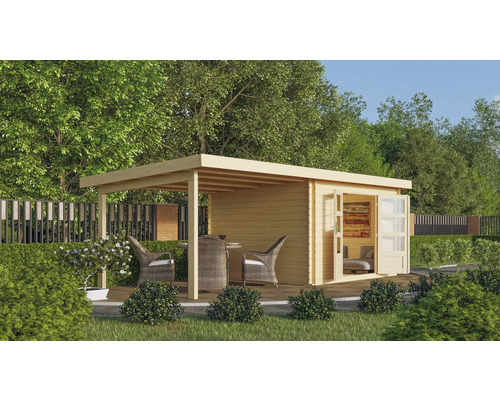 Houten tuinhuis met overdekt terras, tuinmeubelen en dubbele deur in een tuin.