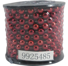 Rode kralenketting op een spoel voor decoratie