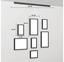Hangende fotogalerij met meerdere fotolijsten van verschillende formaten