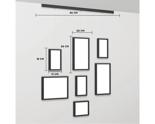 Hangende fotogalerij met meerdere fotolijsten van verschillende formaten