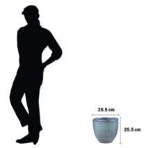 Bloempot met afmetingen en silhouet van een persoon ter vergelijking van de grootte