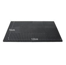 Zwarte rubberen mat met afmetingen van 92 cm x 122 cm.