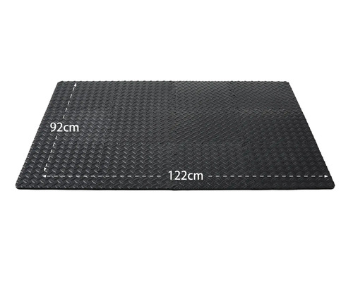 Zwarte rubberen mat met afmetingen van 92 cm x 122 cm.