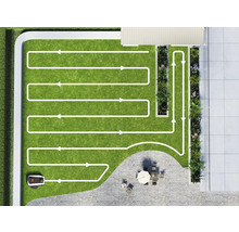 Bovenaanzicht van een tuin met een robotmaaier die een route volgt die wordt aangegeven door witte pijlen