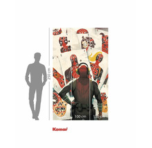 Behangmotief met schietschijven en figuur met koptelefoon