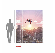 Illustratie van een Spiderman-fotobehang tegen een stadsgezicht bij zonsondergang met maatdetails